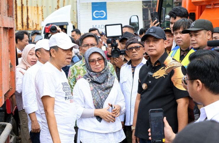 Atasi Sampah KM 19, Bupati Bekasi dan KDM Turun Langsung ke Kali Jambe